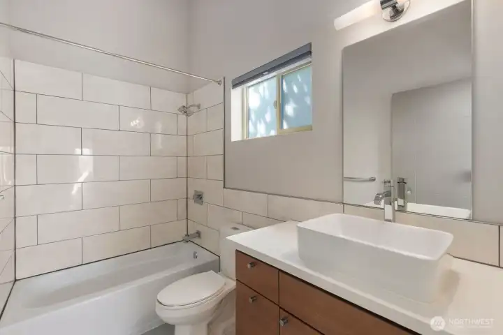 2nd Bedroom Suite w/bath 2nd Bedroom Suite w/bath