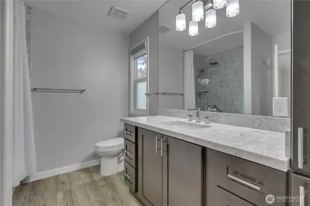 Primary en-suite bathroom