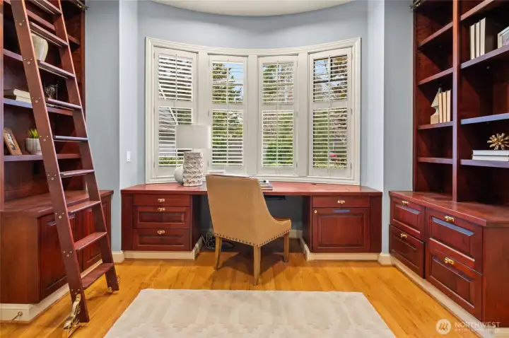 Library w/ murphy bed