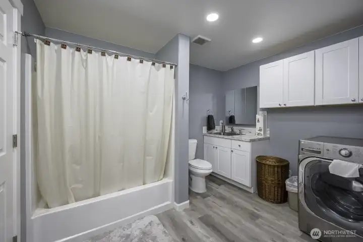 ADU with full bathroom and washer & dryer.