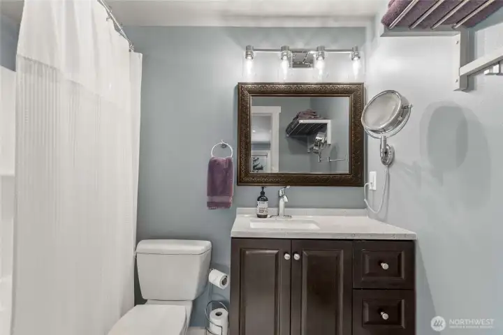 Full bath off primary suite.