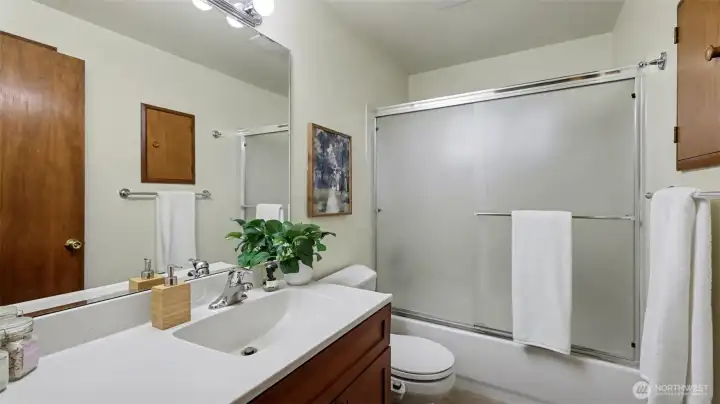 Full bath near the bedrooms