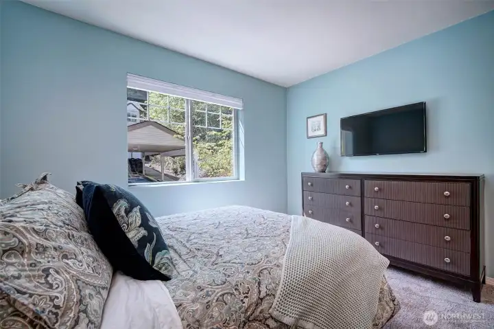 Second bedroom.