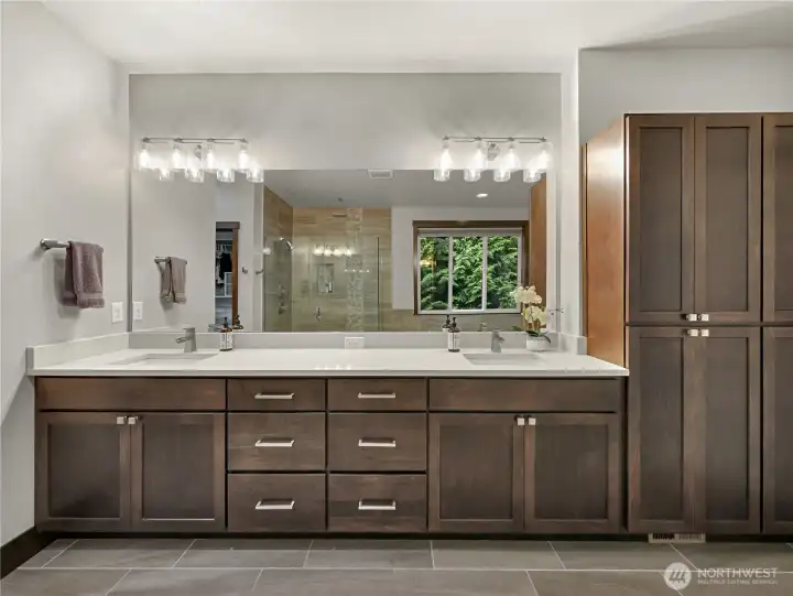 Primary en-suite bathroom