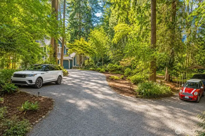 Long driveway with so much parking, plus RV or Boat space