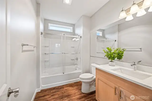Upstairs Full Bathroom