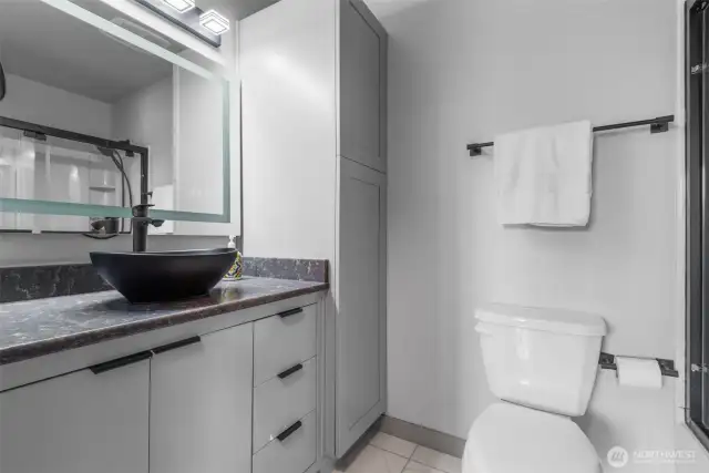 Completely updated hall bath