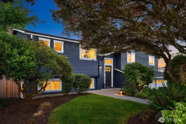 Great landscaping, solar lights in walk-ways. Great Lake WA schools and easy access to 405 , DT Seattle and tech area.