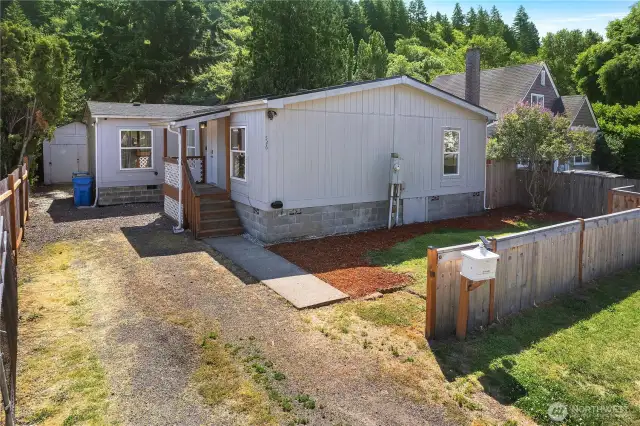 FENCED FRONT YARD | HAS A GATE!