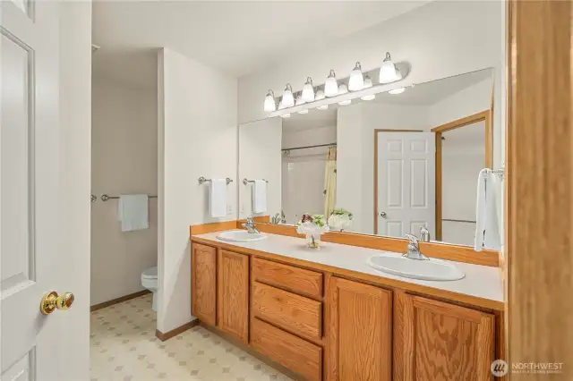 Private primary bathroom!
