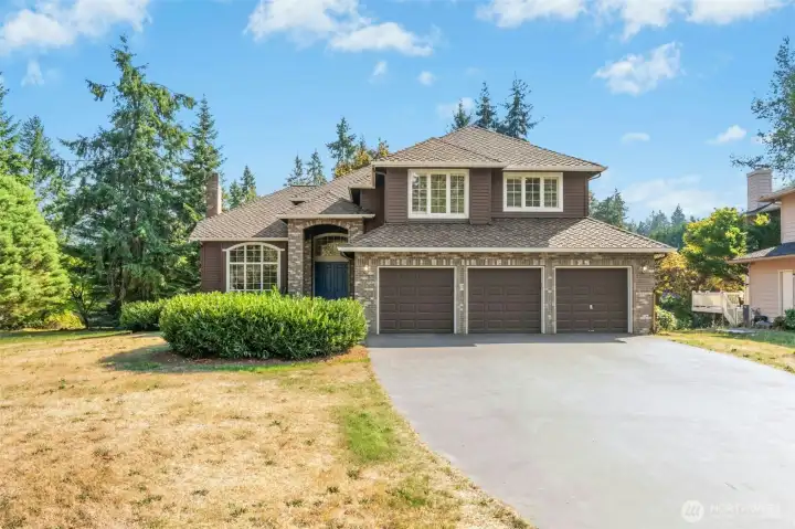 Spacious Murray Franklin resale home in the Hunters Wood neighborhood of East Redmond on sprawling, .69 Acre, corner lot.