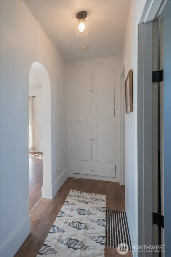 Built-ins and arches throughout