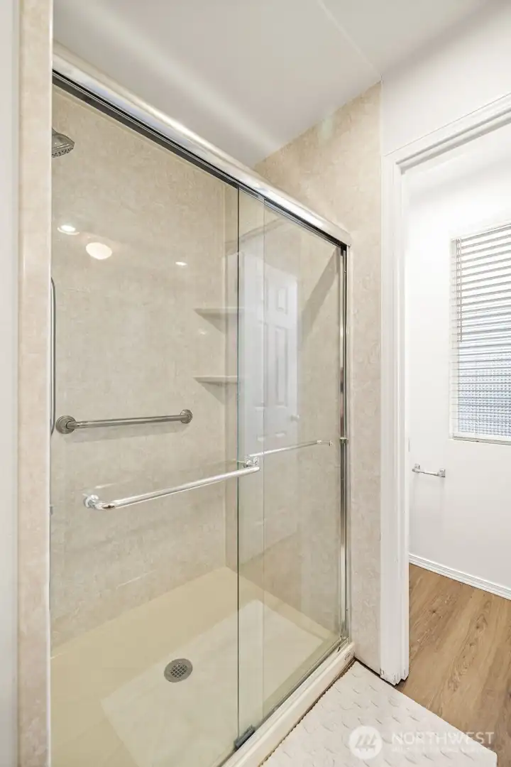NEW Jacuuzi brand shower system! in the primary en suite
