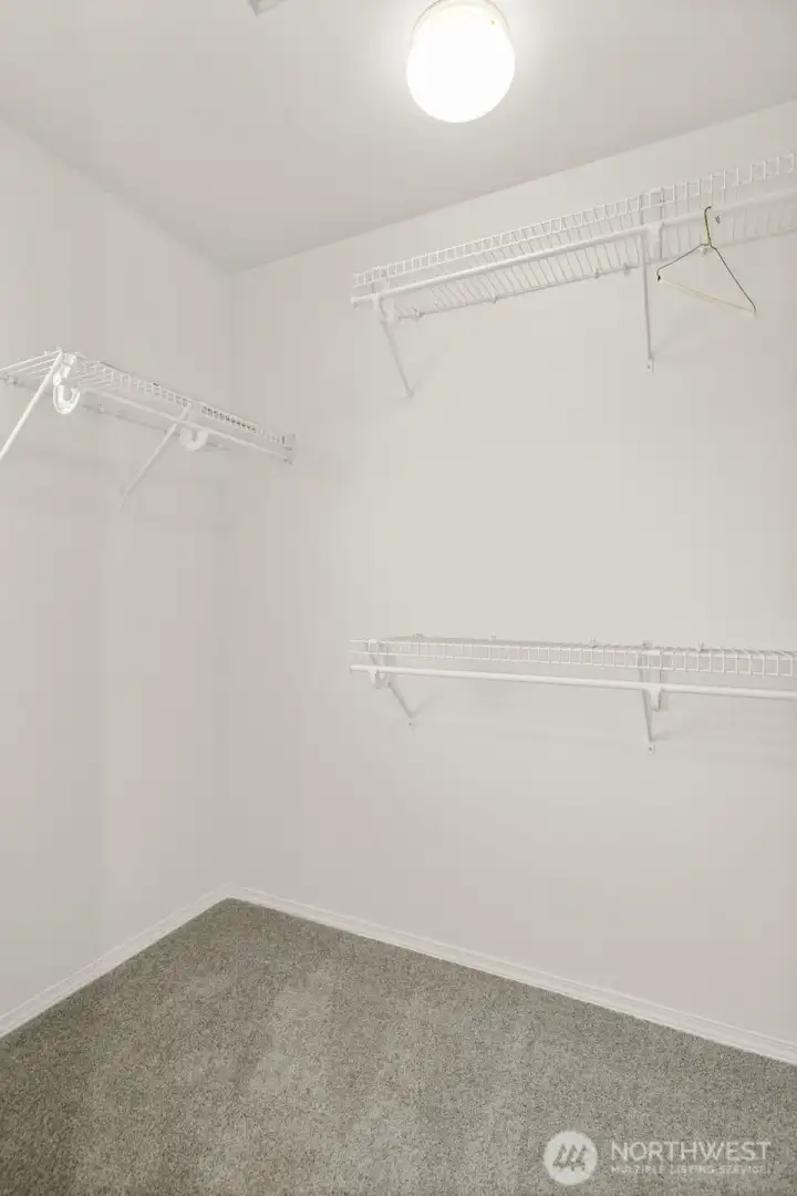 primary en suite walk-in closet