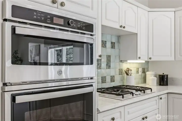 Oven and microwave combo