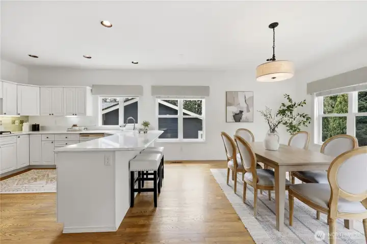 Open plan - easy transition for dining