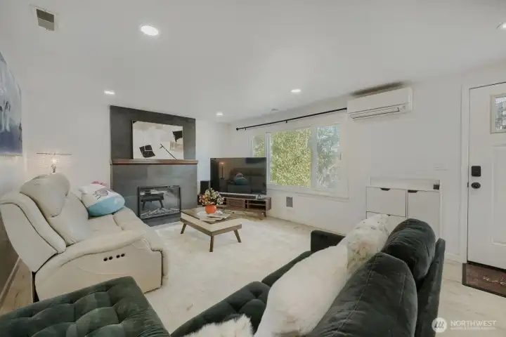 Family room w Fireplace