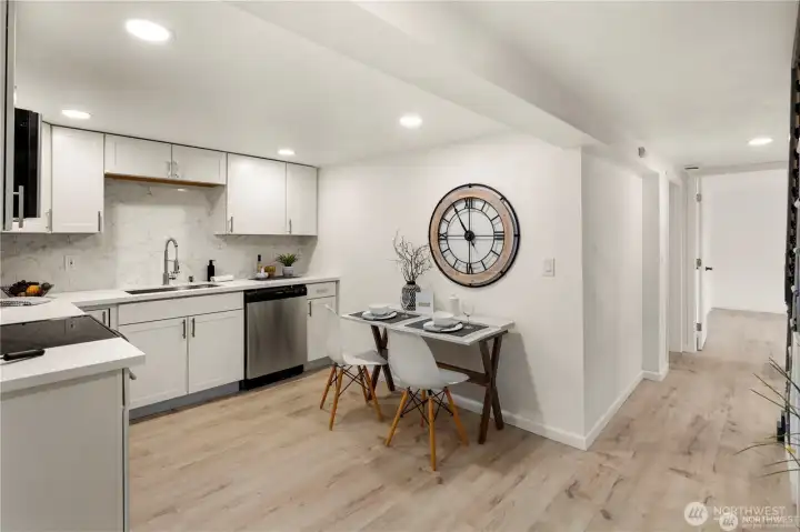 2nd kitchen and breakfast area