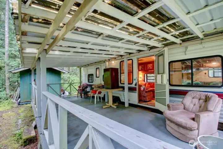 Spacious covered deck Spacious covered deck