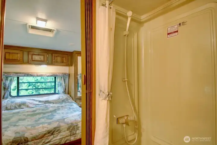 Full shower Full shower