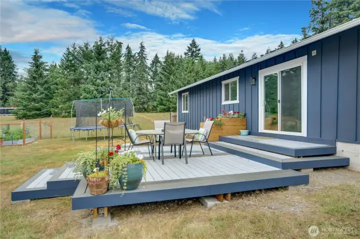 Large Deck Perfect for Gatherings Large Deck Perfect for Gatherings