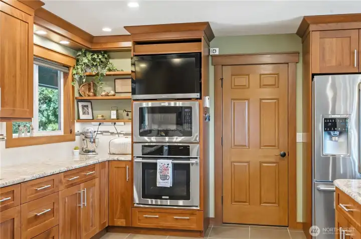 Stunning Kitchen W/Stainless Appliances Stunning Kitchen W/Stainless Appliances