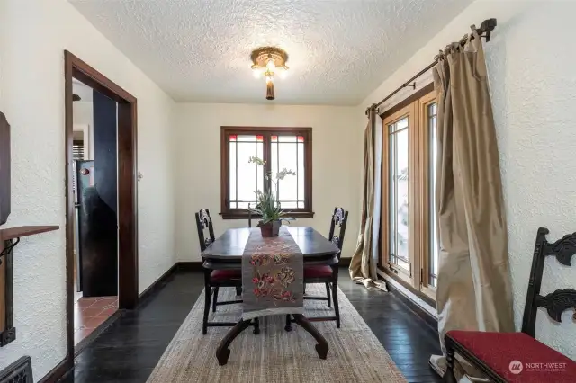 Who has such a lovely, spacious dining room in a cozy home? You do! Perfect to entertain your guests!