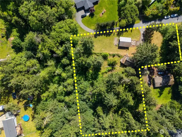 Aerial photo shows the approximate property lines.