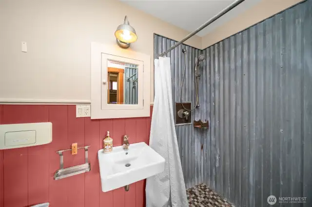 Adorable second. bathroom.