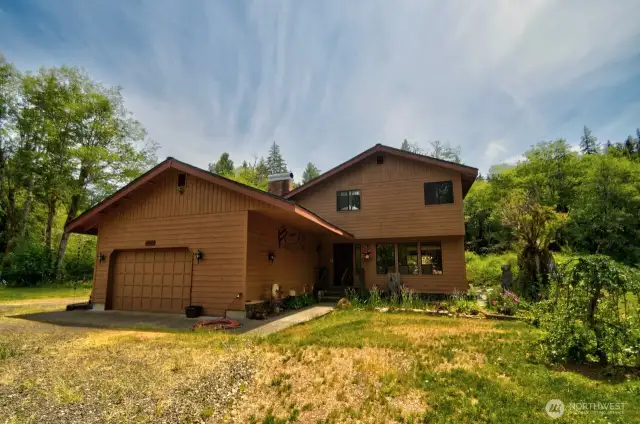 1 1/2 story home waiting for you
