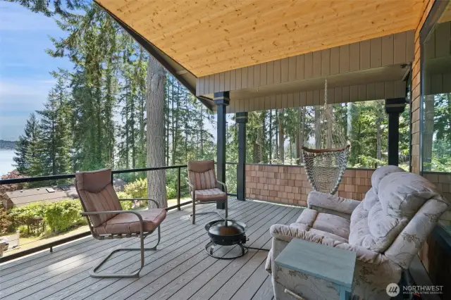 Fully covered deck for year-round enjoyment!