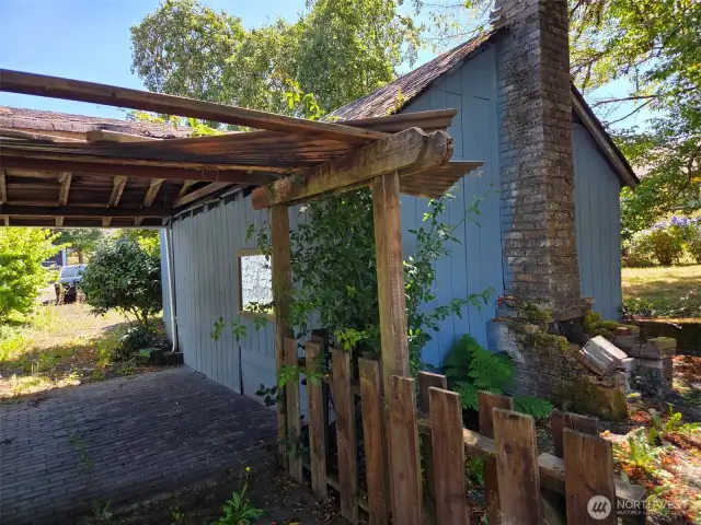 Covered parking off front driveway w/detached shop.