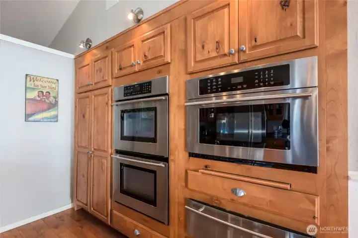 Double oven! Entertaining will be a breeze.