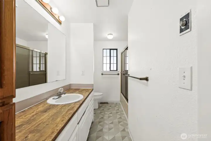 Full Bathroom off hallway.