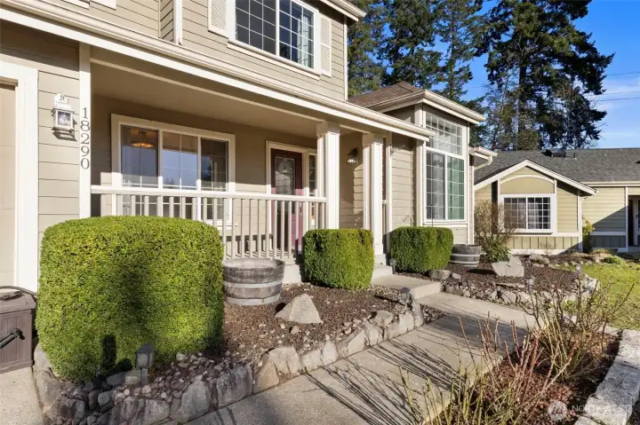 Gorgeous landscaping in fornt walkway
