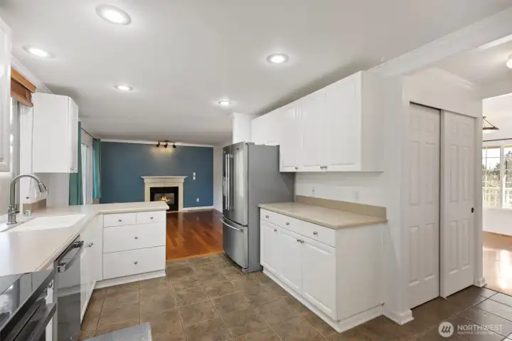 Tons of storage space in the kitchen