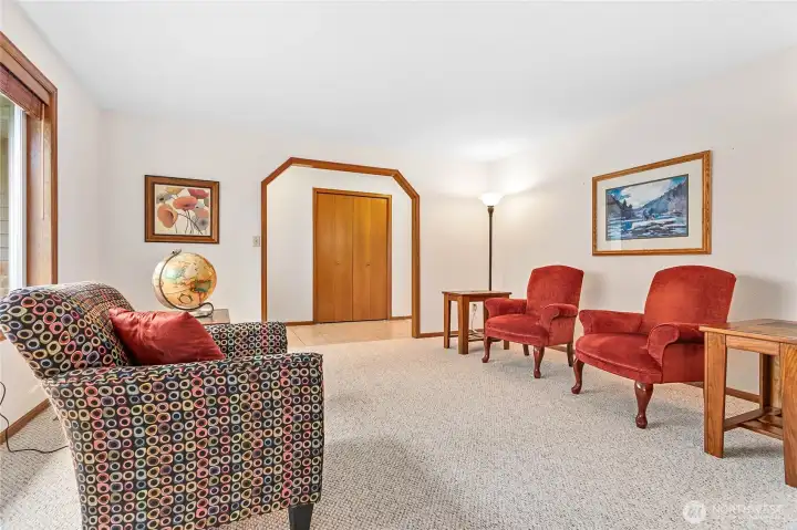 Spacious & bright living room