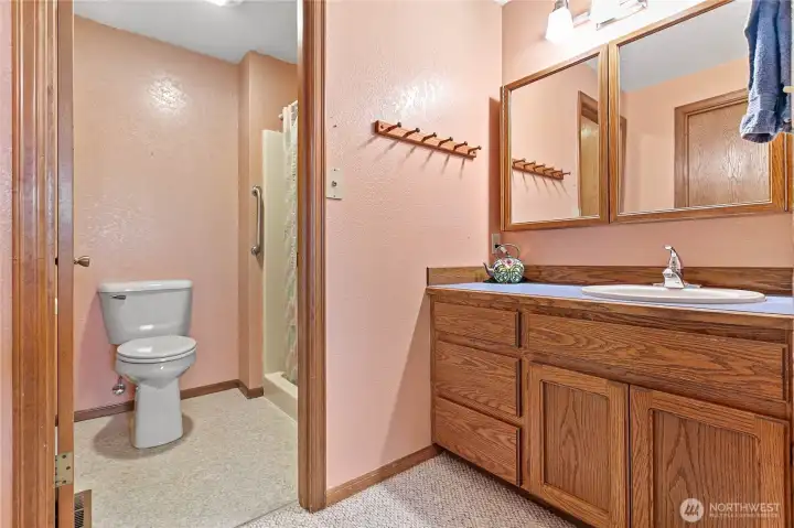 Primary bath w/separate toilet/shower area