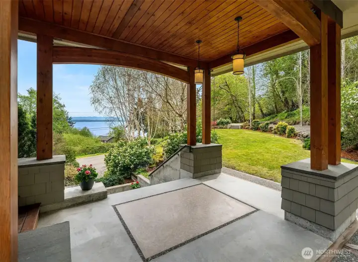 Whether you are coming home or leaving for the day ... this view is waiting on you.