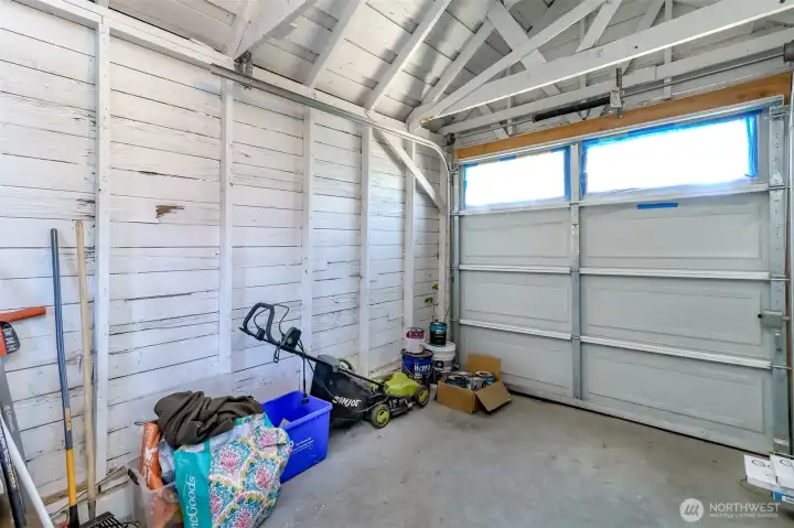 Private Garage!