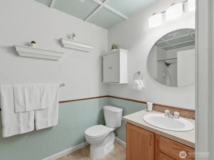 2nd bath with tub