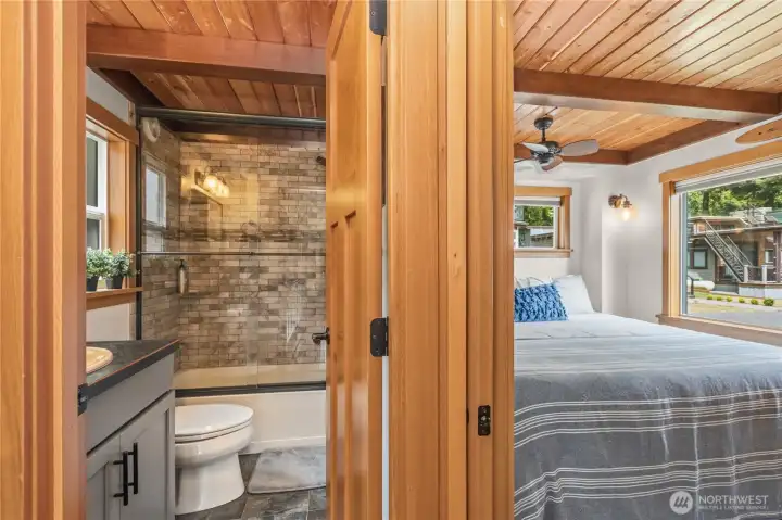 Spacious full bath adjacent to primary bedroom. Spacious full bath adjacent to primary bedroom.