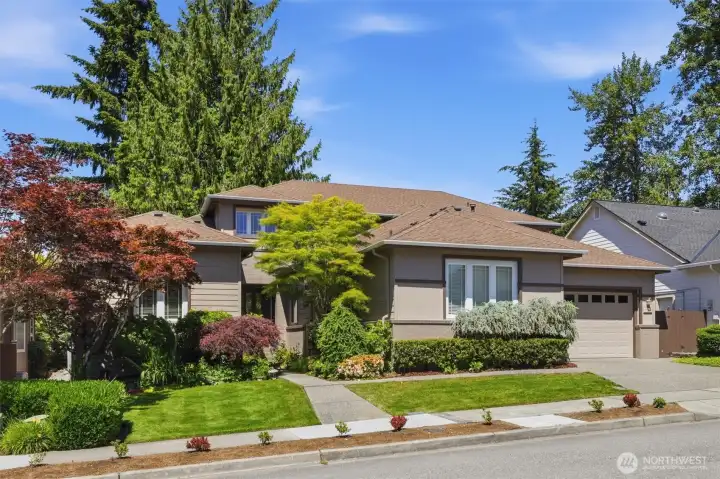 Welcome to Trilogy 55+ community at Redmond Ridge.  This is the desirable and spacious Maryhill floorplan located on the 6th fairway.