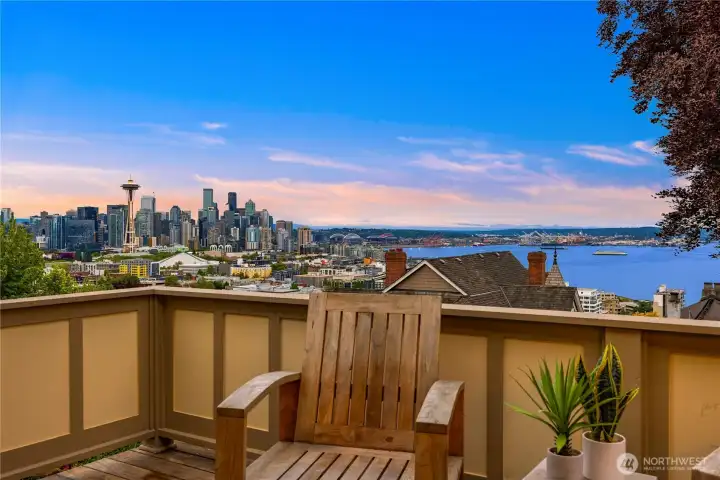 Large view deck off the dining room/kitchen. Perfect for outdoor entertaining! Large view deck off the dining room/kitchen. Perfect for outdoor entertaining!