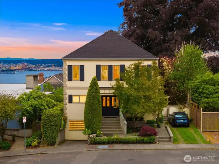 Boutique building shared with just two condominiums. Boutique building shared with just two condominiums.