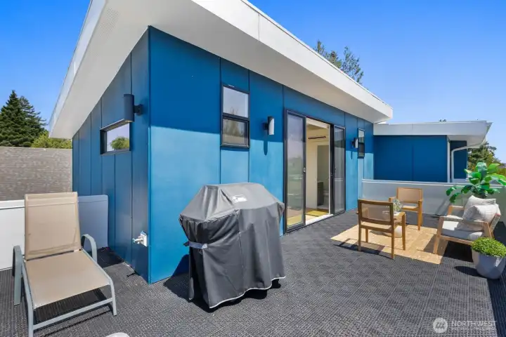 Direct rooftop access with a dedicated grill area and space for entertaining. Direct rooftop access with a dedicated grill area and space for entertaining.