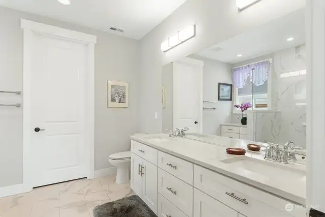 Primary bathroom w/ walk-in closet.