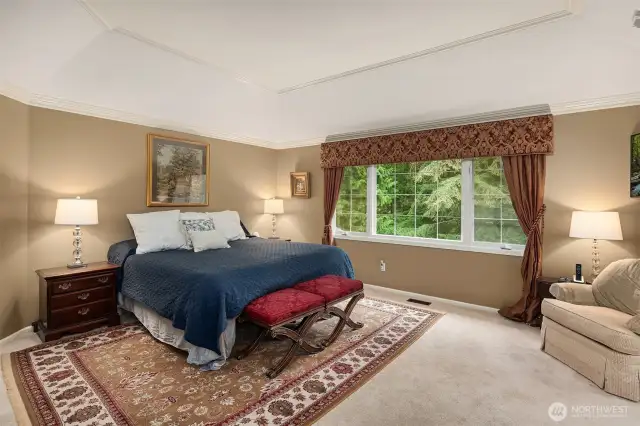 Primary suite w/sitting area