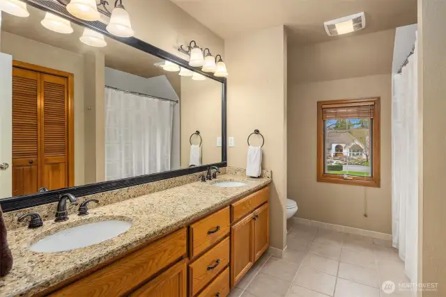 Upper bath w/dual sinks, bathtub,storage