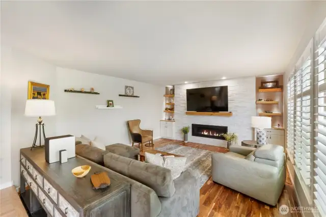 Cue the “ooooh.” Modern built-ins, a stunning stone feature wall, and a sleek linear fireplace create a space that’s both chic and inviting.